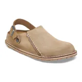 Zueco de cuero color beige con correa trasera ajustable y suela de goma.