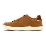Zapato casual de hombre, estilo zapatilla de caña baja, color camel. Confeccionado en gamuza, cordones a tono y suela de goma color crema.