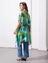 Kimono tejido de poliéster con estampado geométrico en tonos verde, amarillo, blanco y marrón. Presenta mangas amplias tipo japonesa y terminación de ruedo con borlas.