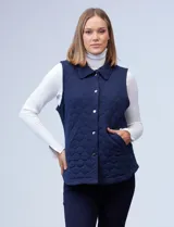 Chaleco negro capitoneado con cuello con solapa, abertura central con botones y bolsillos delanteros.