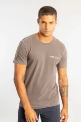 Remera de algodón color marrón con efecto lavado, cuello redondo y estampa pequeña en el pecho con la frase Coffee & Vodka.