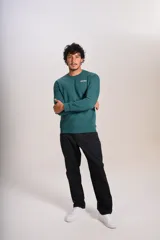 Buzo verde oscuro de cuello redondo, mangas largas con puños elásticos y pequeño estampado ovalado en el pecho.