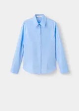 Camisa de popelina celeste, de silueta slim, manga larga y cuello camisero.