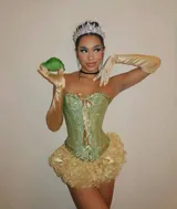 Corset verde de estilo brocado con cierre frontal de cintas y detalles de volados.