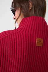 Capita de punto acanalado color bordó, con cuello alto y diseño abierto en los laterales.