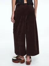 Pantalon de corte ancho y silueta recta, con cintura elástica y bolsillos laterales. Presenta una textura acanalada sutil.