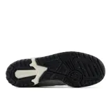 Championes urbanos New Balance modelo 550, color gris con detalles en blanco y beige, confeccionados en gamuza y malla, con logo "N" característico en los laterales y suela de goma.