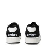 Championes urbanos Umbro modelo Block, color negro con detalles en blanco. Presentan el logo de la marca en el lateral y una suela de goma blanca con base negra.