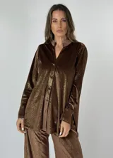 Camisa marrón de terciopelo con brillo dorado, corte amplio, cuello clásico y cierre frontal con botones.