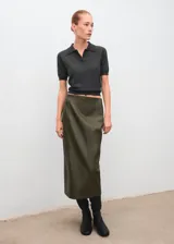 Jersey de punto fino color gris oscuro, de manga corta, con cuello polo y cierre frontal de botones.