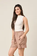 Short color beige con cintura elástica ajustable con cordón, bolsillos laterales y bolsillos cargo con solapa en los muslos.