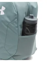 Mochila Under Armour modelo Hustle Lite, color verde grisáceo, con tecnología UA Storm resistente al agua. Cuenta con compartimento acolchado para portátil, dos bolsillos laterales de malla para botellas y panel inferior reforzado.