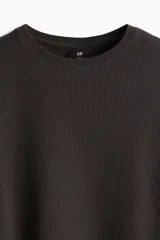 Remera de manga larga en punto waffle de mezcla de algodón, color marrón oscuro, con cuello redondo y puños acanalados.