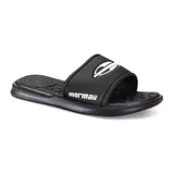 Sandalias tipo ojotas negras con base texturizada y tira ancha con logo blanco.