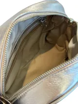 Bandolera Chabas modelo Baby de cuero natural con textura en relieve tipo cocodrilo, color dorado. Cuenta con cierre de metal, correa de cuero regulable y detalle de placa metálica con la marca grabada en el frente.