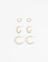 Set de tres pares de aros dorados con diferentes diseños: aros pequeños tipo argolla, aros medianos con textura trenzada y aros grandes con textura de pequeñas esferas.