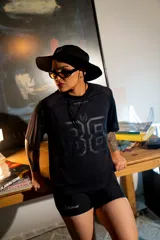 Remera boxy negra de algodón elastizado con estampado del número 88 en el frente. Diseño holgado y mangas cortas.