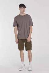 Bermuda cargo de gabardina color verde militar, con múltiples bolsillos utilitarios laterales y corte recto por encima de las rodillas.
