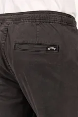 Pantalón jogger Billabong color negro gastado, con cintura elástica con cordón de ajuste y bolsillos laterales.