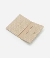 Billetera femenina tipo sobre, pequeña, color beige, con efecto trenzado (tressê) y cierre de botón a presión. Incluye separadores internos y un logo metálico dorado de la marca Satinato en el frente.