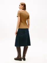 Remera marrón de algodón con cuello redondo y corte slim fit.