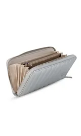 Billetera de dama en símil cuero color negro, de diseño acolchado con costuras verticales que forman relieves y cierre perimetral. Incluye monograma en la esquina inferior y viene con caja de presentación estampada.