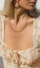 Collar de acero con baño de oro, compuesto por una cadena de eslabones circulares entrelazados.