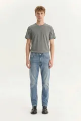 Jeans Levi's modelo 512 Slim Taper de corte entallado, color celeste con sutiles desgastes, tiro medio y cierre de botones.