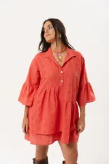 Vestido corto color coral con cuello mao, botones hasta la cintura y mangas con volados.