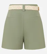 Short recto de cintura alta color crudo, confeccionado en viscolino, con trabillas en la cintura, pliegues y cierre tradicional. Incluye cinturón de rafia artificial con hebillas de argollas.