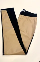 Pantalón combinado tostado, confeccionado con un panel frontal de cuerina elástica en tono camel y un panel posterior de gabardina con spandex en tono tostado. Presenta una cintura elastizada para mayor comodidad y costuras a la vista en contraste.