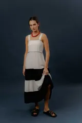 Vestido largo de diseño tricolor con bloques horizontales en blanco y azul marino, tirantes anchos y falda amplia en capas.