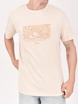 Remera color beige con estampa rectangular con diseño abstracto en tonos marrones y texto.