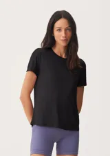 Blusa deportiva de manga corta con cuello redondo, confeccionada en tejido técnico con protección UV.