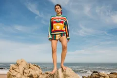 Short tejido y bordado a mano, con rayas verticales de colores.