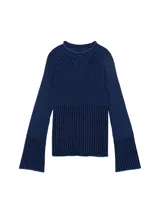 Sweater de punto acanalado color azul oscuro con rayas verticales en azul más claro. Tiene cuello redondo y mangas largas levemente acampanadas.