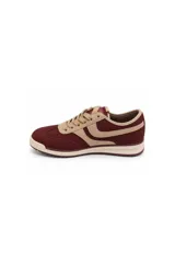 Zapatilla de inspiración retro color beige, con detalles en celeste, cordones claros y suela baja dentada.