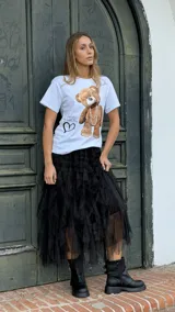 Falda midi de tul color negro, con picos irregulares y forro interior.