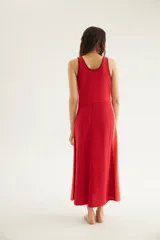 Vestido largo de punto de algodón y acrílico, sin mangas, con escote redondo y tiranchos. Diseño en bloques de color negro y marrón tostado, con corte diagonal en la cintura y costadillos en contraste.