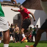 Championes de fútbol Puma Future 9 Ultimate FG, color naranja vibrante, con cuello tejido integrado y logo Puma en el lateral. Suela con tapones diseñados para césped firme (FG).