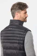 Chaleco negro capitoneado con cierre frontal y cuello alto.