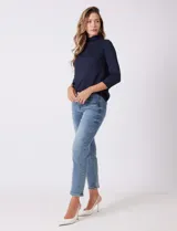 Jean estilo mom slim de tiro alto, con corte relajado en cadera y muslos, y pierna ligeramente entallada hacia el tobillo. Cuenta con pretina con pasadores, cierre frontal con cremallera y botón, y bolsillos funcionales en delantero y trasero.