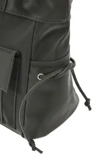 Cartera tipo shopper de poliuretano color beige, con dos bolsillos frontales con solapa, tirantes largos para el hombro y cordones ajustables en los laterales.