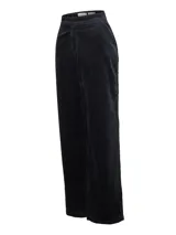Pantalon de corte recto confeccionado en cotelé de algodón orgánico, con pretina estructurada, cierre frontal con botón y bolsillos laterales.