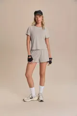 Remera deportiva de manga corta con calce holgado, cuello redondo y abertura en la espalda para mayor ventilación. Confeccionada en poliamida de alta calidad con tecnología de secado rápido.
