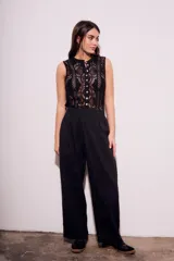 Blusa negra sin mangas de encaje con botones frontales.