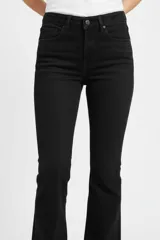 Pantalón de jean blanco de tiro alto, corte oxford y diseño clásico con bolsillos.