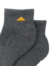Medias cortas de tejido gris melange, con el logo y nombre de la marca en color amarillo en la puntera y detalle de triángulo amarillo en el tobillo.