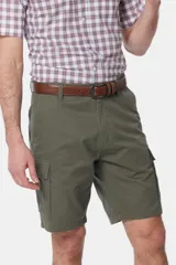 Bermuda cargo color beige con bolsillos laterales y traseros. Se ajusta a la cintura con cinturón de cuero marrón.