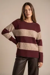 Sweater de punto con diseño de rayas horizontales anchas en color bordó y beige. Presenta cuello redondo con detalle de lurex, mangas largas y puños y ruedo acanalados.
